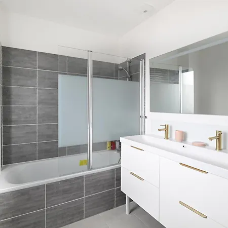 Bienvenue - 500 M De La كورسول-سور-مار